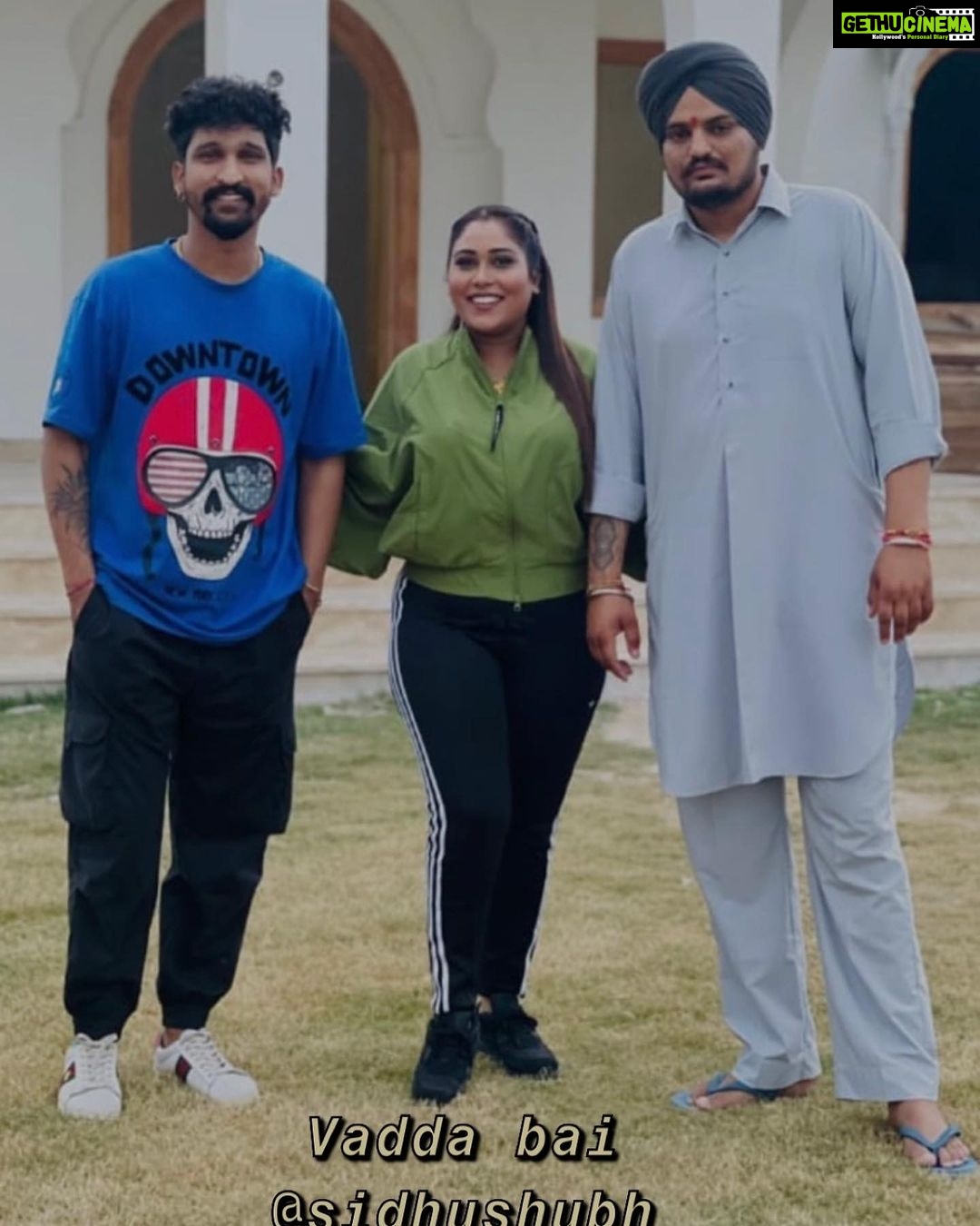 Afsana Khan Instagram - ਤਿਓਹਾਰਾਂ ਦਾ ਤਿਉਹਾਰ ਰੱਖੜੀ ਦਾ ਤਿਓਹਾਰ ਜਿਸ ਵਿੱਚ ਹੁੰਦਾ ਹੈ ਭੈਣ ਭਰਾ ਦਾ ਪਿਆਰ ਭੈਣ ਭਰਾ ਖੁਸ਼ ਰਹਿਣ ਹਮੇਸ਼ਾ ਇਹ ਚਾਹੁੰਦਾ ਹੈ ਸਾਰਾ ਸੰਸਾਰ।। ਮੇਰੇ ਦੋ ਅਨਮੋਲ ਰਤਨ ਹੀਰੇ ਵੀਰੇ ਹੈਪੀ ਰੱਖੜੀ ਵੀਰੇ @khudaabaksh ❤️ 🫶@sidhu_moosewala ❤️🫶 Chandigarh, India