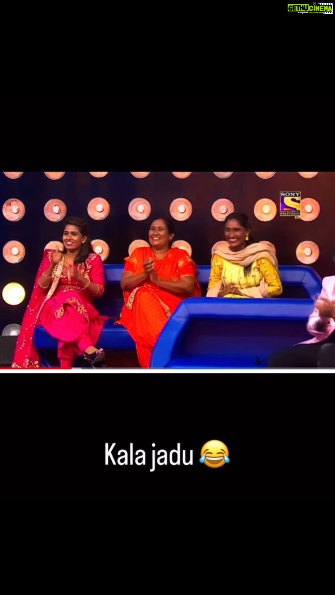 Afsana Khan Instagram - Kala jadu😂😶 @itsafsanakhan 😂whosunilgrover @sonunigamofficial @anumalikmusic @farahkhankunder #rinkubhabhi #kapilsharma #sunilgrover #khudabaksh #afsanakhan New York, New York