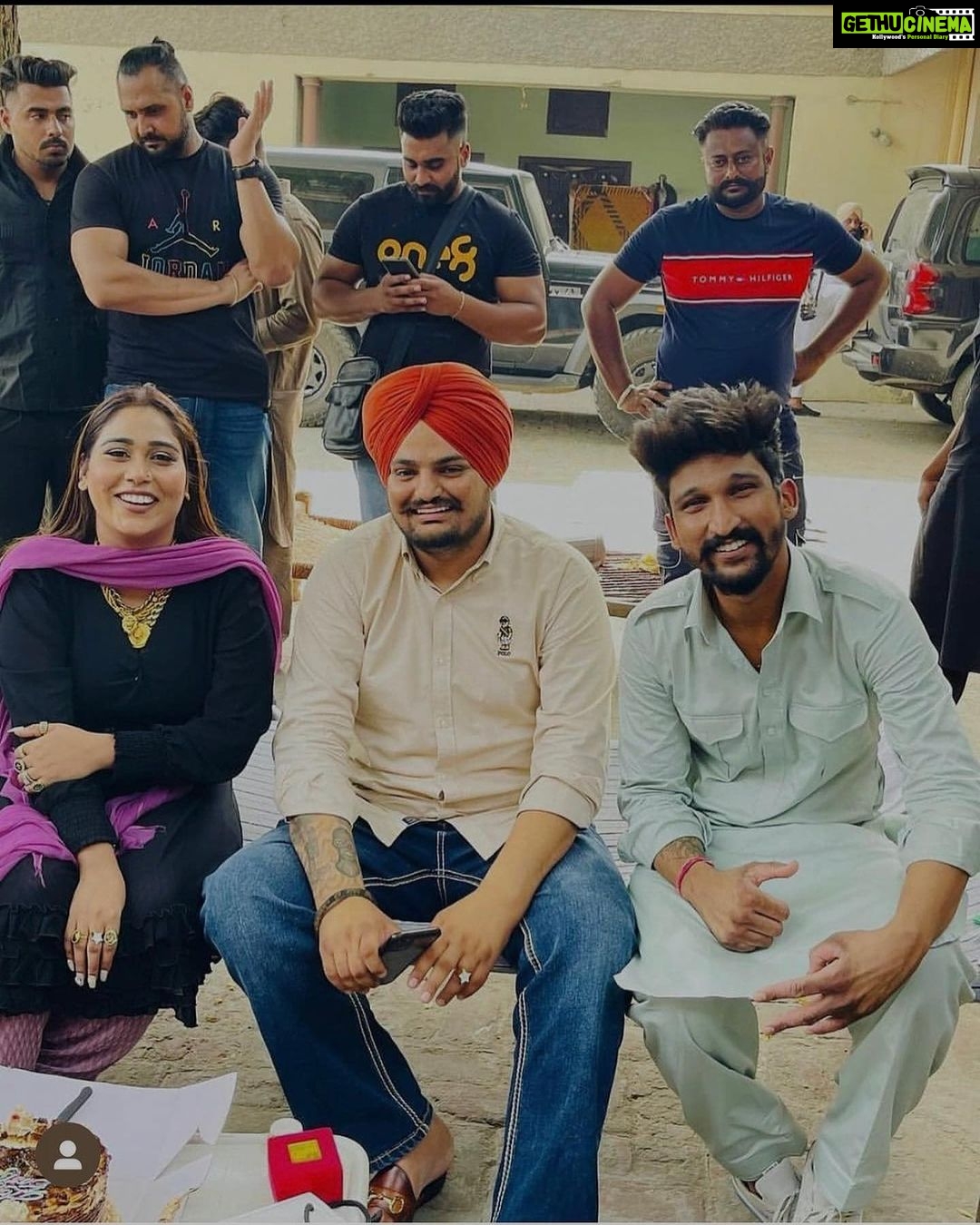 Afsana Khan Instagram - ਤਿਓਹਾਰਾਂ ਦਾ ਤਿਉਹਾਰ ਰੱਖੜੀ ਦਾ ਤਿਓਹਾਰ ਜਿਸ ਵਿੱਚ ਹੁੰਦਾ ਹੈ ਭੈਣ ਭਰਾ ਦਾ ਪਿਆਰ ਭੈਣ ਭਰਾ ਖੁਸ਼ ਰਹਿਣ ਹਮੇਸ਼ਾ ਇਹ ਚਾਹੁੰਦਾ ਹੈ ਸਾਰਾ ਸੰਸਾਰ।। ਮੇਰੇ ਦੋ ਅਨਮੋਲ ਰਤਨ ਹੀਰੇ ਵੀਰੇ ਹੈਪੀ ਰੱਖੜੀ ਵੀਰੇ @khudaabaksh ❤️ 🫶@sidhu_moosewala ❤️🫶 Chandigarh, India