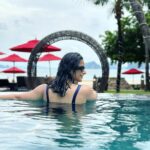 Aishwarya Sharma Bhatt Instagram - Main paani paani ho gayi 🤣 #aishwaryasharma #thailand #thailanddiaries #krabi #vacaymode #honeymoonperiod Amari Vogue Krabi