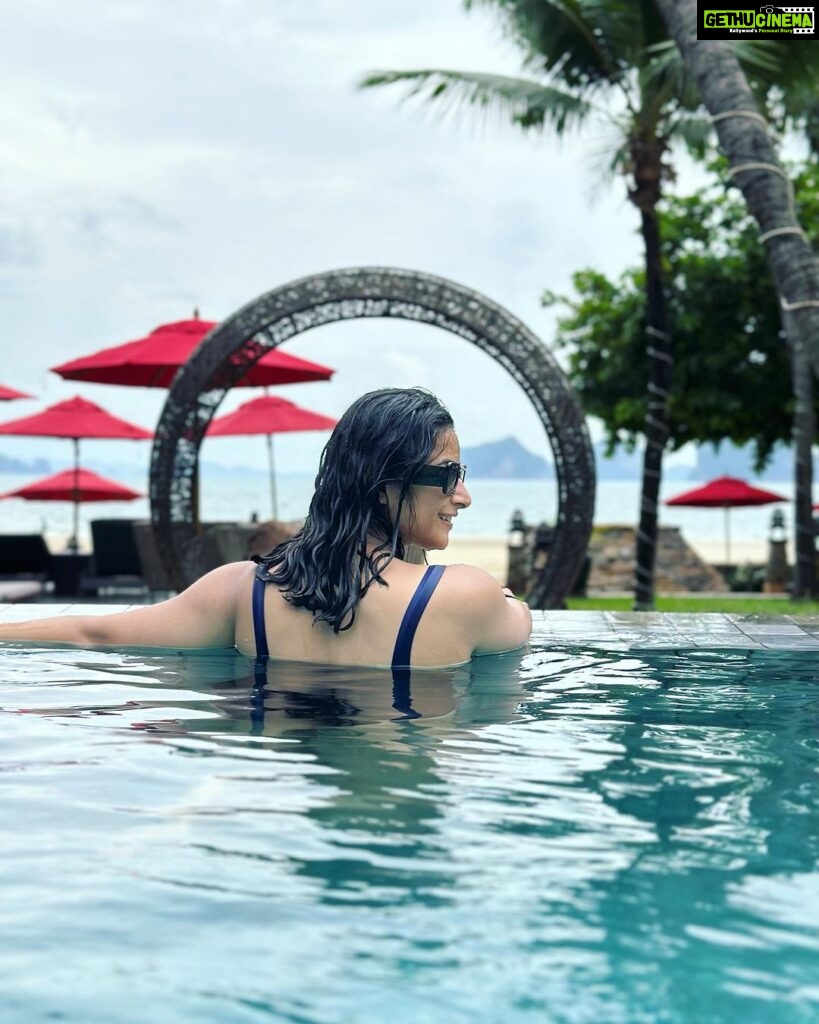 Aishwarya Sharma Bhatt Instagram - Main paani paani ho gayi 🤣 #aishwaryasharma #thailand #thailanddiaries #krabi #vacaymode #honeymoonperiod Amari Vogue Krabi