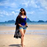 Aishwarya Sharma Bhatt Instagram - Pose eaise do ki 4 log puchein.. photo kisne khichi 🤣🤣 Outfit: @theactivestory.clothing Styling: @styling.your.soul #aishwaryasharma #neilbhatt neilkiaish #beach #krabi #thailanddiaries #honeymoonperiod #vacation # Amari Vogue Krabi
