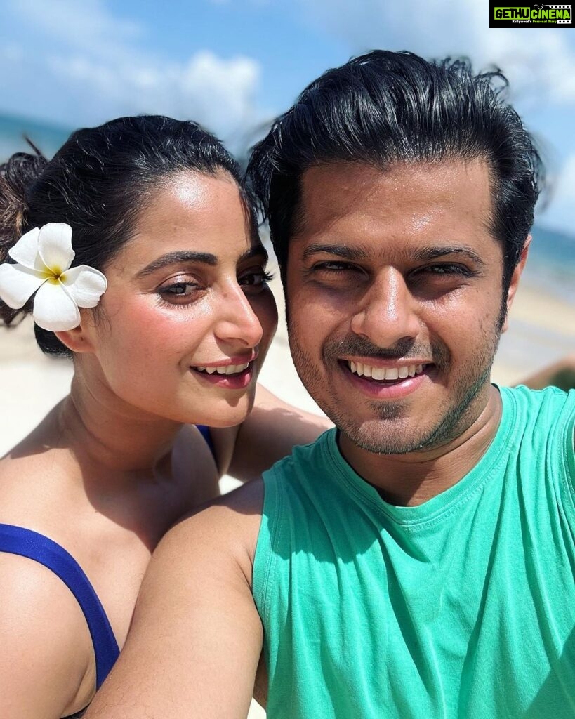 Aishwarya Sharma Bhatt Instagram - Pose eaise do ki 4 log puchein.. photo kisne khichi 🤣🤣 Outfit: @theactivestory.clothing Styling: @styling.your.soul #aishwaryasharma #neilbhatt neilkiaish #beach #krabi #thailanddiaries #honeymoonperiod #vacation # Amari Vogue Krabi