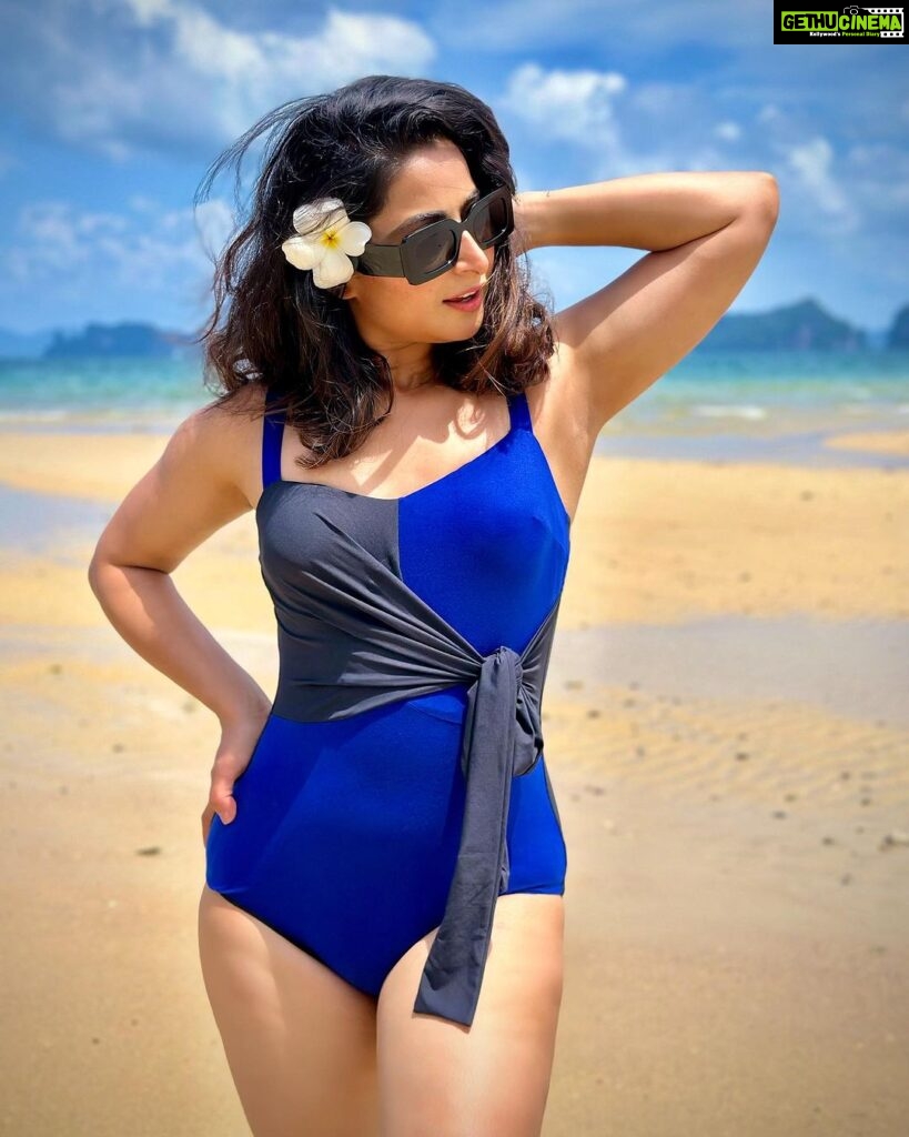 Aishwarya Sharma Bhatt Instagram - Pose eaise do ki 4 log puchein.. photo kisne khichi 🤣🤣 Outfit: @theactivestory.clothing Styling: @styling.your.soul #aishwaryasharma #neilbhatt neilkiaish #beach #krabi #thailanddiaries #honeymoonperiod #vacation # Amari Vogue Krabi