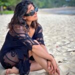 Aishwarya Sharma Bhatt Instagram - Pose eaise do ki 4 log puchein.. photo kisne khichi 🤣🤣 Outfit: @theactivestory.clothing Styling: @styling.your.soul #aishwaryasharma #neilbhatt neilkiaish #beach #krabi #thailanddiaries #honeymoonperiod #vacation # Amari Vogue Krabi