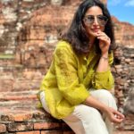 Aishwarya Sharma Bhatt Instagram - मैं और मेरा सफ़र अक्सर ये बातें करते हैं.. रुकना है या चलना है … ❤️ with @bhatt_neil 😘❤️🤗 #aishwaryasharma #neilbhatt #bankok #ayuthaya #thailand #thailanddiaries #beauty #travelling #honeymoontour #couplegoals #neilkiaish