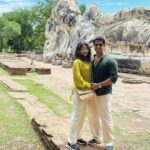 Aishwarya Sharma Bhatt Instagram - मैं और मेरा सफ़र अक्सर ये बातें करते हैं.. रुकना है या चलना है … ❤️ with @bhatt_neil 😘❤️🤗 #aishwaryasharma #neilbhatt #bankok #ayuthaya #thailand #thailanddiaries #beauty #travelling #honeymoontour #couplegoals #neilkiaish
