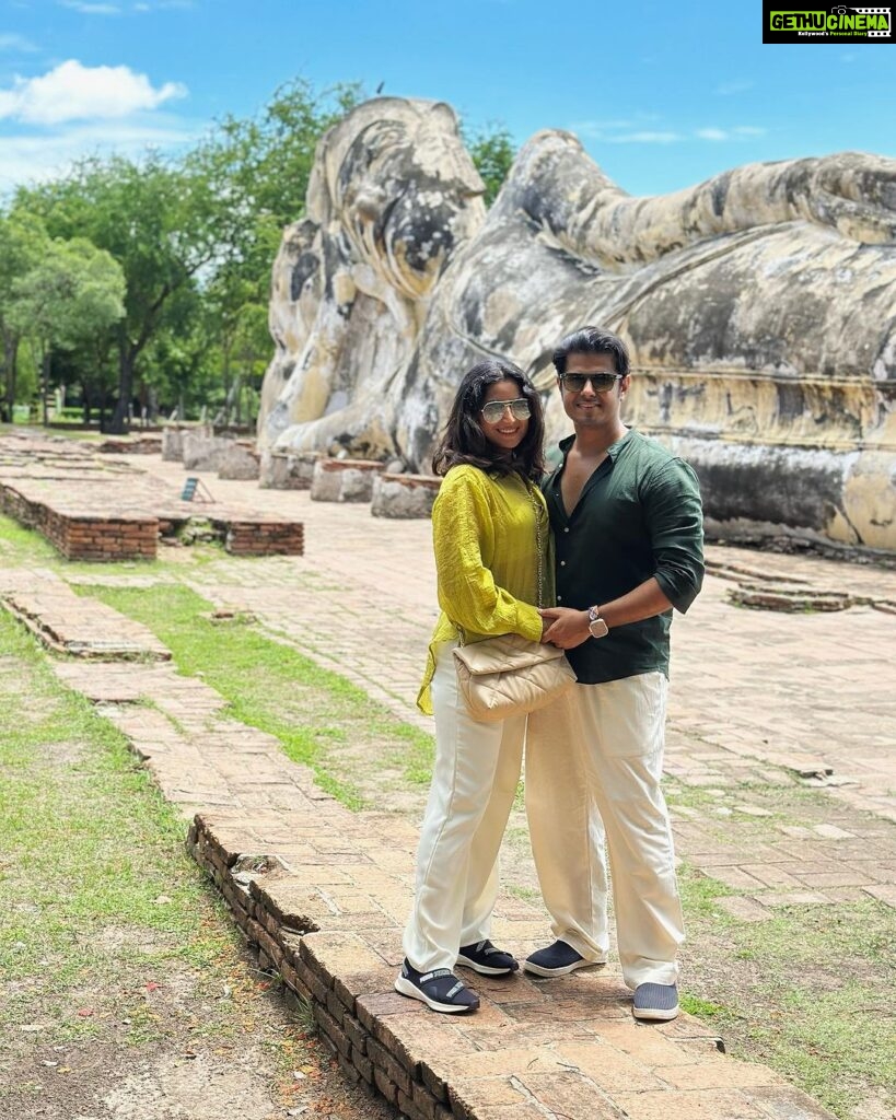 Aishwarya Sharma Bhatt Instagram - मैं और मेरा सफ़र अक्सर ये बातें करते हैं.. रुकना है या चलना है … ❤️ with @bhatt_neil 😘❤️🤗 #aishwaryasharma #neilbhatt #bankok #ayuthaya #thailand #thailanddiaries #beauty #travelling #honeymoontour #couplegoals #neilkiaish