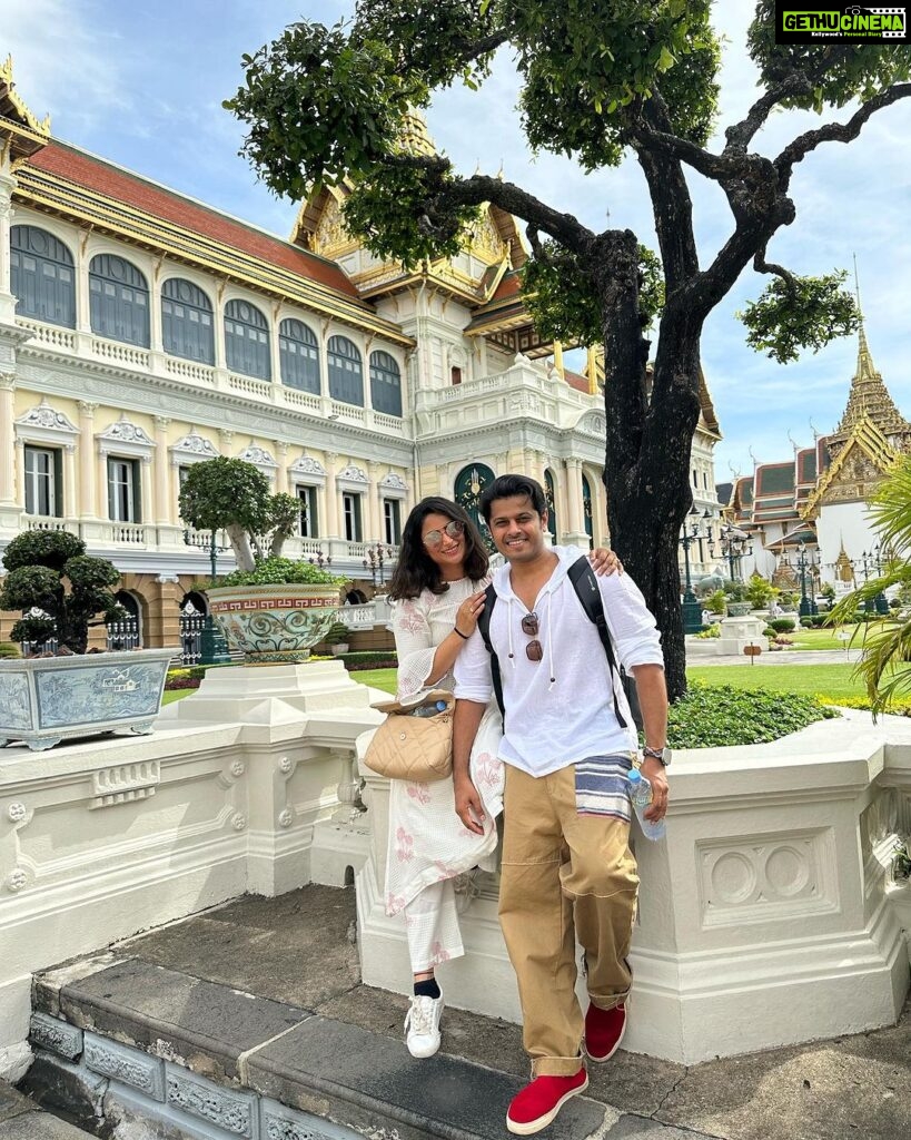 Aishwarya Sharma Bhatt Instagram - Brought India in Bangkok ❤️ with my love @bhatt_neil 😘😇 Outfit: @budandtulip Styling: @styling.your.soul #aishwaryasharma #neilbhatt #bangkok #indainattire #thegrandpalace #grandpalacebangkok #ancientplace #thailanddiaries Grand Palace: Royal Chapel of the Emerald Buddha