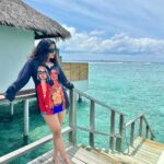 Aishwarya Sharma Bhatt Instagram - Tropical Maldives-berg 🤭🏖️🌊🏝️ @travelwithjourneylabel @velassarumaldives #VelassaruMaldives #LuxuryUndressed #SmallLuxuryHotels #JourneyLabel #TravelWithJourneyLabel #YouAreSpecial #ThinkHolidayThinkJourneyLabel #LuxuryHoliday #Maldives #aishwaryasharma #neilbhatt #honeymoon #neilkiaish VELASSARU MALDIVES