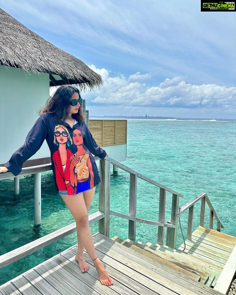 Aishwarya Sharma Bhatt Instagram - Tropical Maldives-berg 🤭🏖🌊🏝 @travelwithjourneylabel @velassarumaldives #VelassaruMaldives #LuxuryUndressed #SmallLuxuryHotels #JourneyLabel #TravelWithJourneyLabel #YouAreSpecial #ThinkHolidayThinkJourneyLabel #LuxuryHoliday #Maldives #aishwaryasharma #neilbhatt #honeymoon #neilkiaish VELASSARU MALDIVES