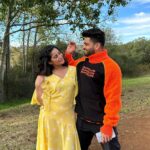 Aishwarya Sharma Bhatt Instagram - Badi Badi Baatein.. Vadapaav Khate 😂 Styled by : @purvabansal5 Outfit by: @barrooni.in #aishwaryasharma #shivthakare #khatronkekhiladi #khatronkekhiladi13