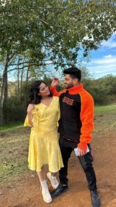 Aishwarya Sharma Bhatt Instagram - Badi Badi Baatein.. Vadapaav Khate 😂 Styled by : @purvabansal5 Outfit by: @barrooni.in #aishwaryasharma #shivthakare #khatronkekhiladi #khatronkekhiladi13