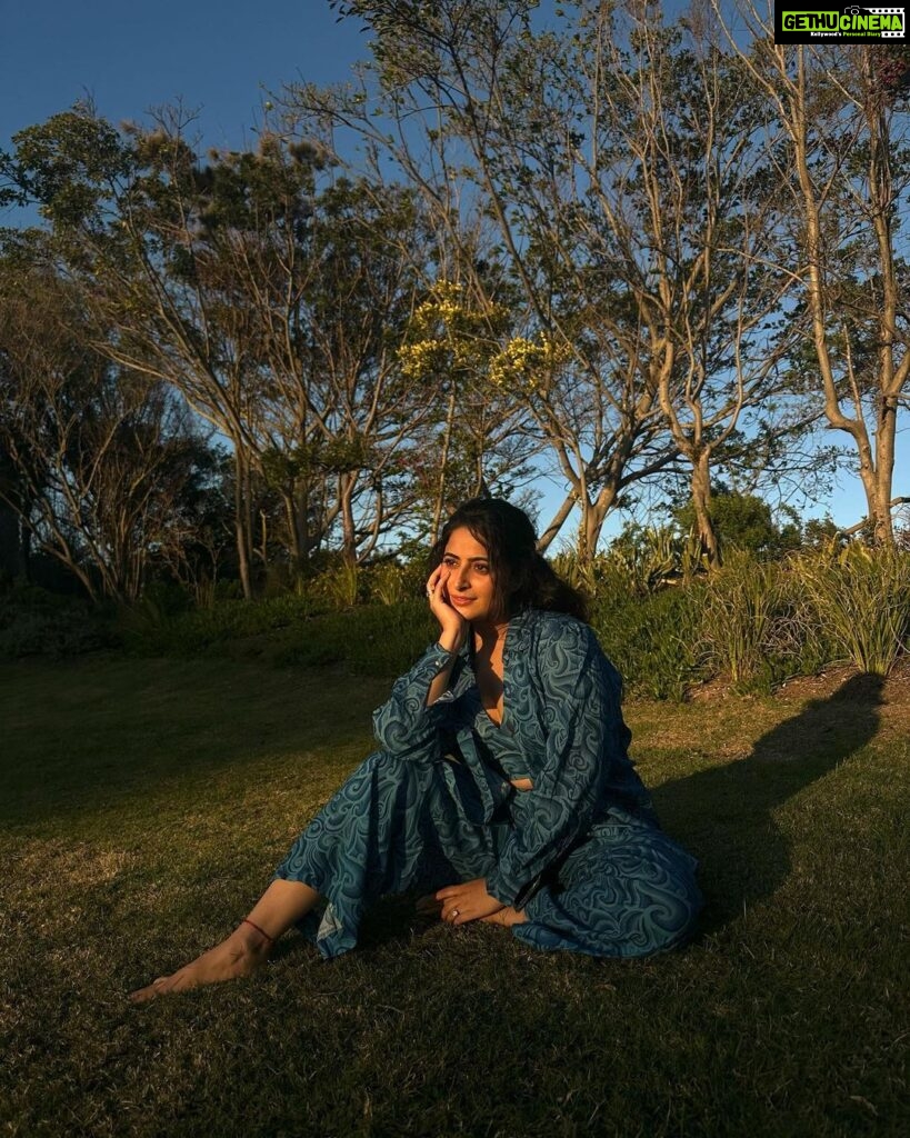 Aishwarya Sharma Bhatt Instagram - सोचा न था….. Styled by @purvabansal5 Wearing @label.sugar #aishwaryasharma #khatronkekhiladi13 #southafrica #thejungle #sunset #sunshine #goldenhour South Africa