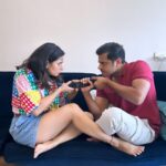 Aishwarya Sharma Bhatt Instagram - Fight for remote 😂😂😂 #aishwaryasharma #neilbhatt #neilkiaish #couplegoals