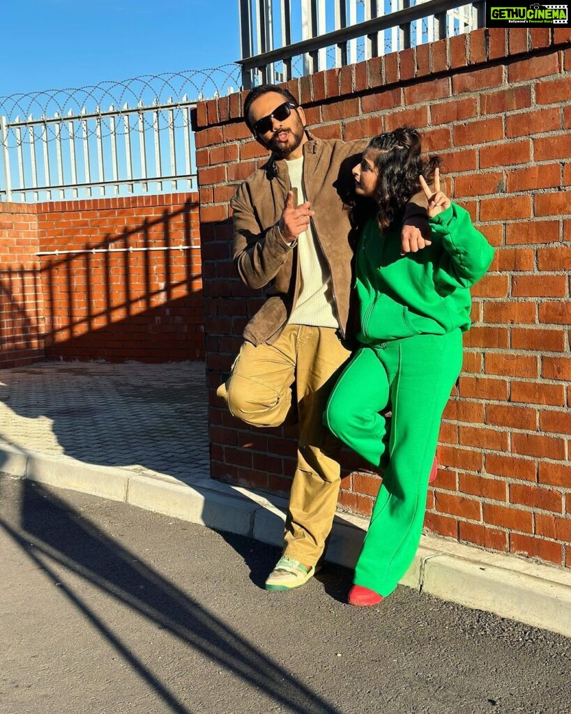 Aishwarya Sharma Bhatt Instagram - My favourite @itsrohitshetty 😇🤗💪🏻 @colorstv outfit @shopmixt.in Styled by @stylebysaachivj Team @sanzimehta777 @nehha_o @stylewithmehak #khatronkekhiladi13 #khatronkekhiladi #rohitshetty #aishwaryasharma #capetown #southafrica