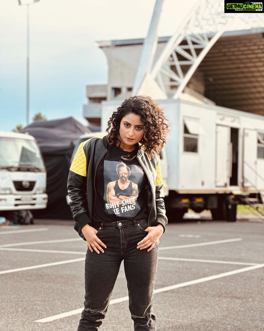 Aishwarya Sharma Bhatt Instagram - #RohitShettyKeFans πβ€οΈππ»ππ» @itsrohitshetty π€ @colorstv PC- @sheezan9 π€ #aishwaryasharma #rohitshetty #khatronkekhiladi #khatronkekhiladi13 #kkk13 #southafrica #colorstv #capetown