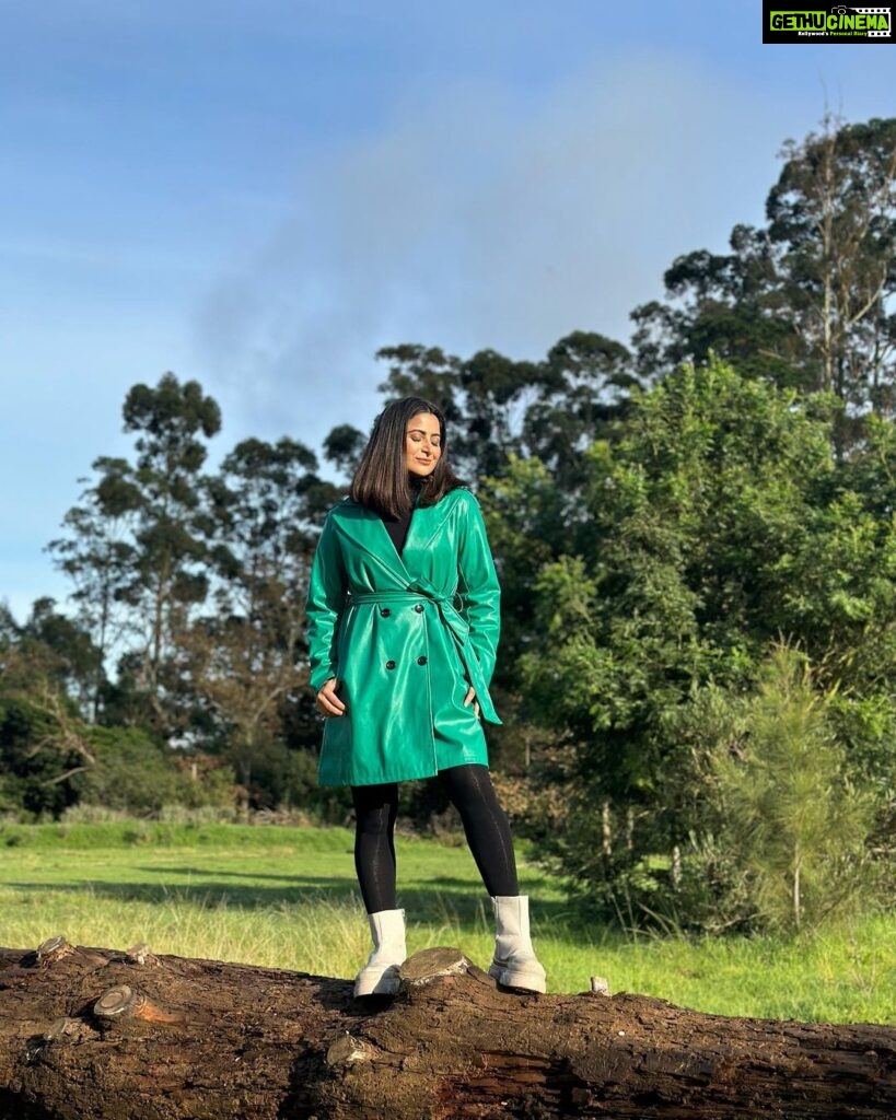 Aishwarya Sharma Bhatt Instagram - Good morning ❤️ Styled by @stylebysaachivj Team @sanzimehta777 @styledbynikinagda #aishwaryasharma #khatronkekhiladi13 #kkk13 #khatronkekhiladi #greenery #mouintains #southafrica