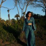Aishwarya Sharma Bhatt Instagram - सोचा न था….. Styled by @purvabansal5 Wearing @label.sugar #aishwaryasharma #khatronkekhiladi13 #southafrica #thejungle #sunset #sunshine #goldenhour South Africa