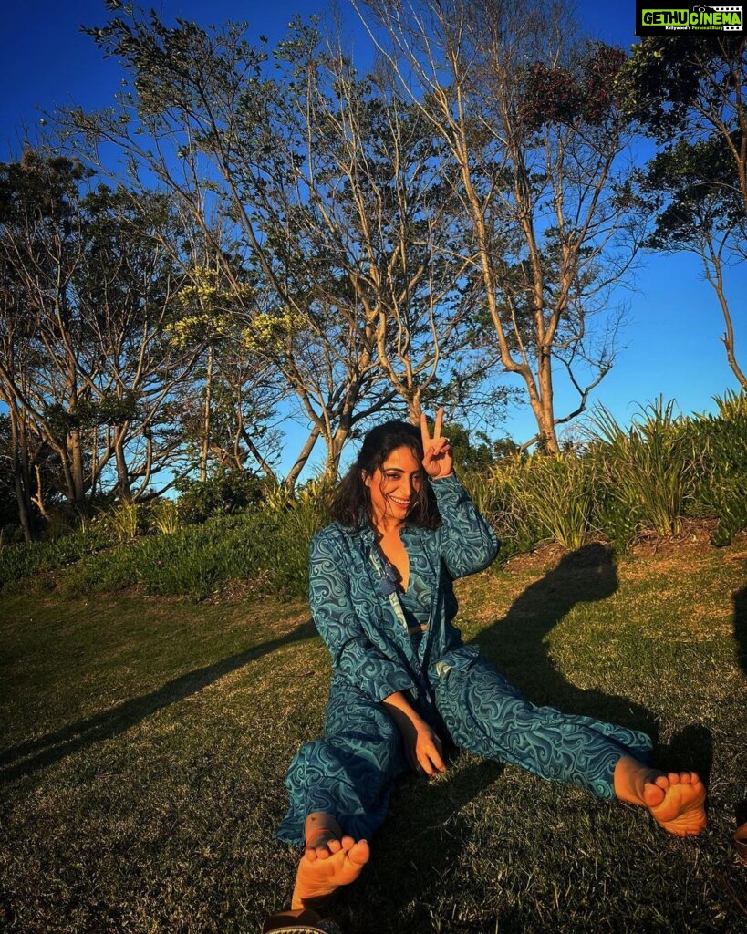 Aishwarya Sharma Bhatt Instagram - सोचा न था….. Styled by @purvabansal5 Wearing @label.sugar #aishwaryasharma #khatronkekhiladi13 #southafrica #thejungle #sunset #sunshine #goldenhour South Africa