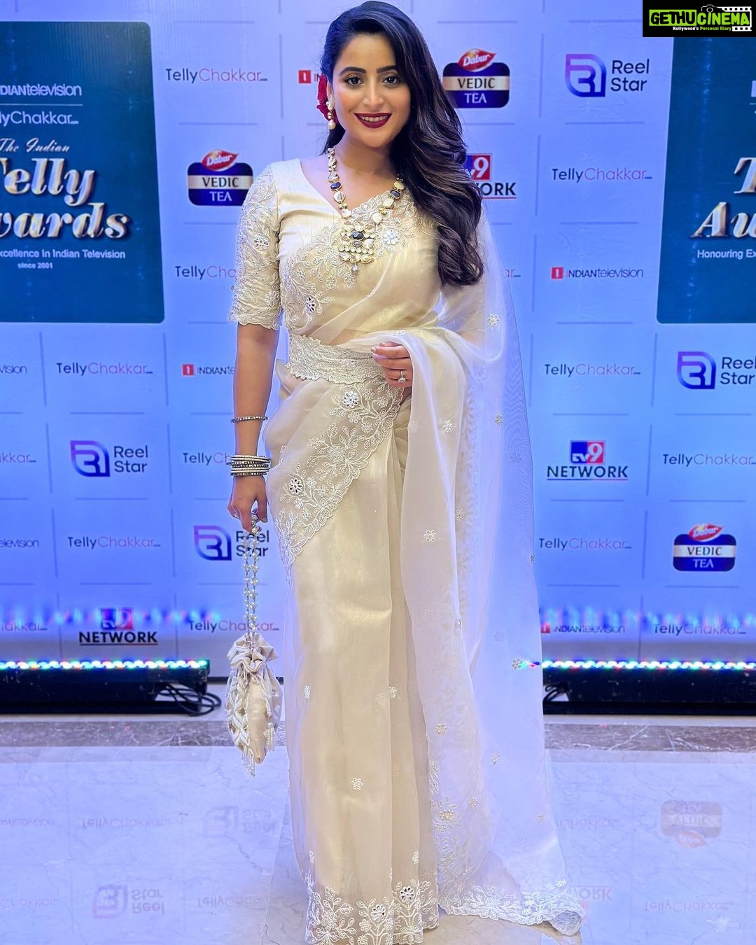 Aishwarya Sharma Bhatt Instagram - Virtuous and Fair, Royal and Gracious -William Shakespeare Wearing @womaste.ethnic Styled by @styling.your.soul PR @socialpinnaclepr #aishwaryasharma #royalvibes #girlinsaree #retroaesthetic #indianattire #saree #tellyawards2023