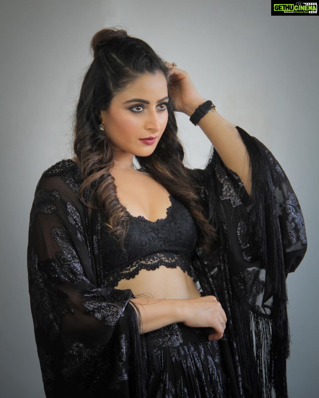 Aishwarya Sharma Bhatt Instagram - Don’t be the Same .. be Better 🖤 Wearing @stylejunkiie Styled by @styling.your.soul PC @creative_babu_01 #aishwaryasharma #neilbhatt #bombaytimesfashionweek #bombaytimesfashionweek2023 #womaninblack #maninblack #couplegoals #fashiongram #fashionista #neilkiaish #rocktheworld