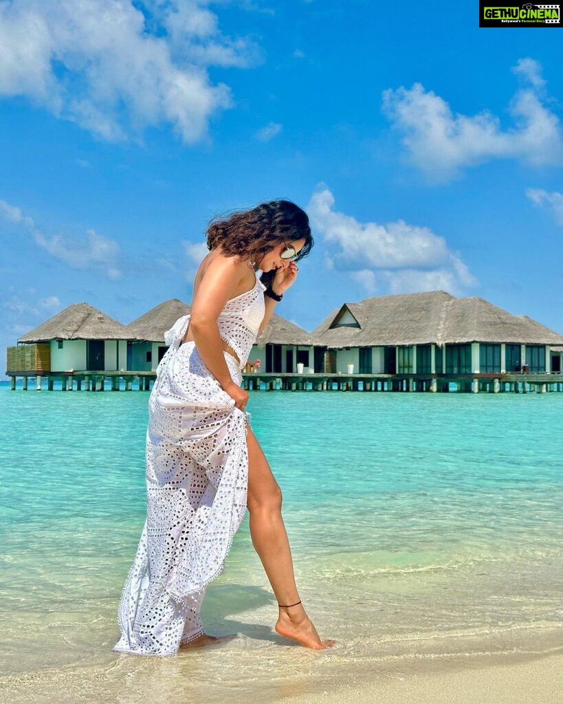 Aishwarya Sharma Bhatt Instagram - Sandy toes… sun kissed nose 😁 Outfit by @fxmlondonofficial PR @dinky_nirh #aishwaryasharma #maldives #throwback #throwbacktuesday #ootd #divainmaldiva #picturesoftheday #sunkissed