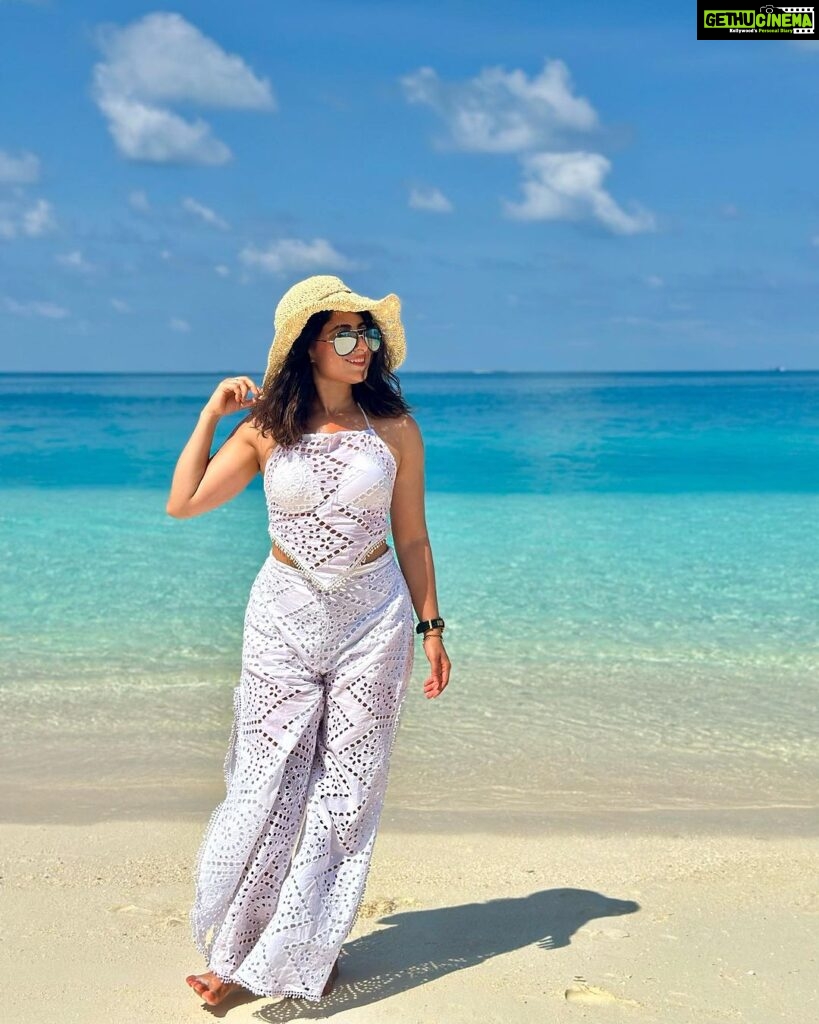 Aishwarya Sharma Bhatt Instagram - Sandy toes… sun kissed nose 😁 Outfit by @fxmlondonofficial PR @dinky_nirh #aishwaryasharma #maldives #throwback #throwbacktuesday #ootd #divainmaldiva #picturesoftheday #sunkissed