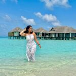 Aishwarya Sharma Bhatt Instagram - Sandy toes… sun kissed nose 😁 Outfit by @fxmlondonofficial PR @dinky_nirh #aishwaryasharma #maldives #throwback #throwbacktuesday #ootd #divainmaldiva #picturesoftheday #sunkissed