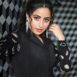 Aishwarya Sharma Bhatt Instagram - Retro Vibe ❤️ Styling by @rimadidthat Assisted by @tanyamishrra Outfitby @doorsdesign_ Jewellery @goldenbyree #aishwaryasharma #throwback #oldphotoshoot #retrovibes #vintagelook #hairmakeuponpoint