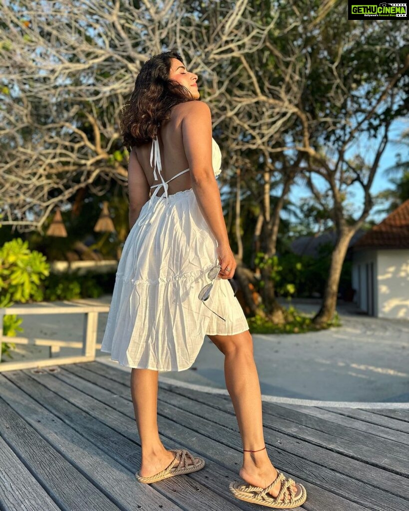 Aishwarya Sharma Bhatt Instagram - Golden Hour Glow ☀ Outfit: @coordinate.in Styling: @styling.your.soul Assisted by: @stylefile.bykrisha #aishwaryasharma #maldives #maldivianglow #ootd