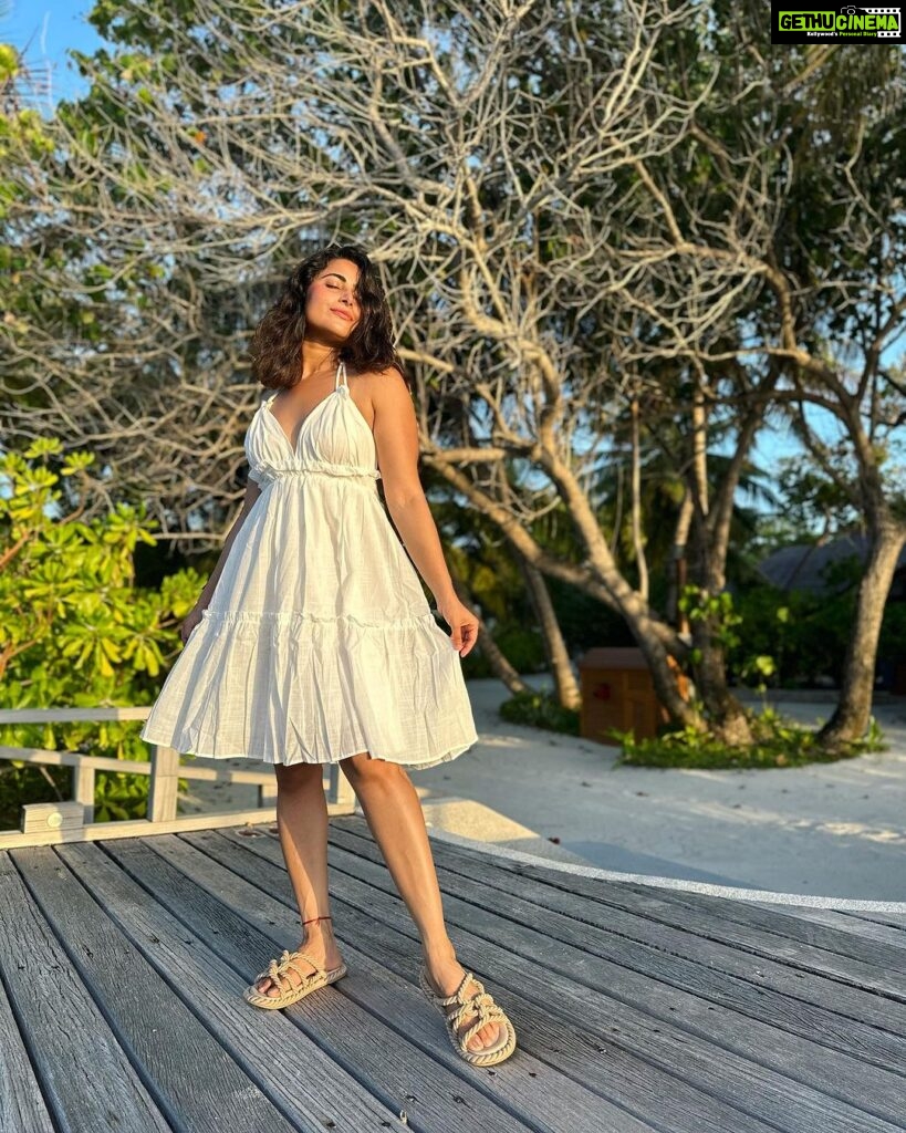 Aishwarya Sharma Bhatt Instagram - Golden Hour Glow ☀ Outfit: @coordinate.in Styling: @styling.your.soul Assisted by: @stylefile.bykrisha #aishwaryasharma #maldives #maldivianglow #ootd