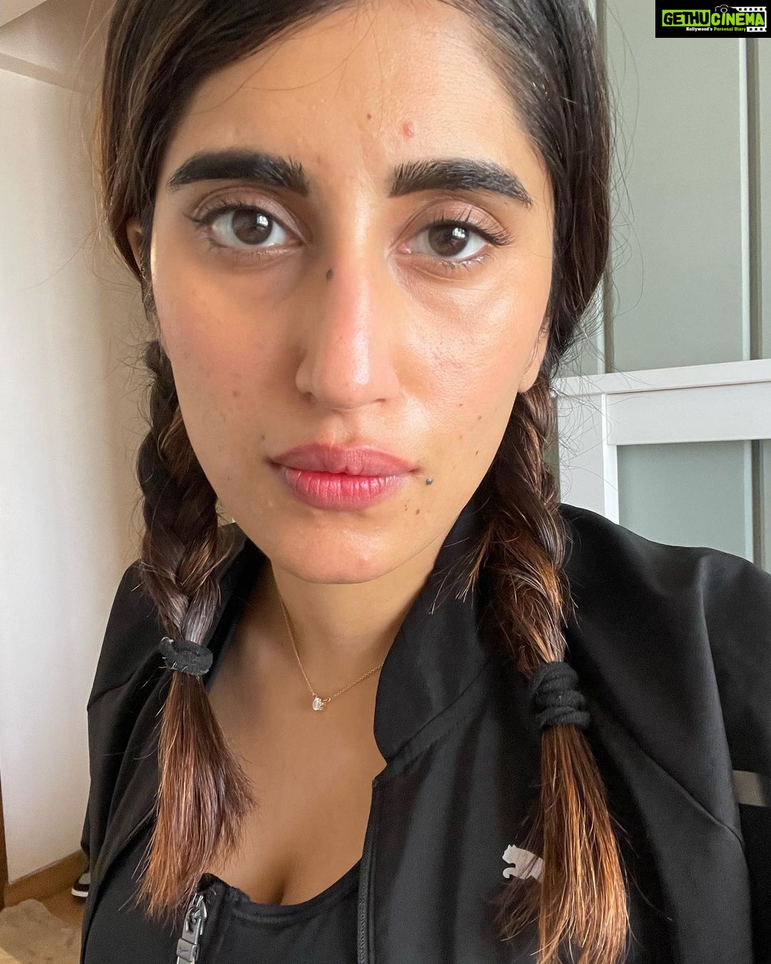 Akasa Instagram - may mein yeh tha #dump • • • • • • • • • • • • #akasa #akasasingh #akasasing #akasakebesties #akasians #trending #love #fyp #explore #fashion #ootd #femininegoddess #trendingreels #naagin #shringaar #biggboss #thick #punjaban #trendingsongs #maydump #photodump