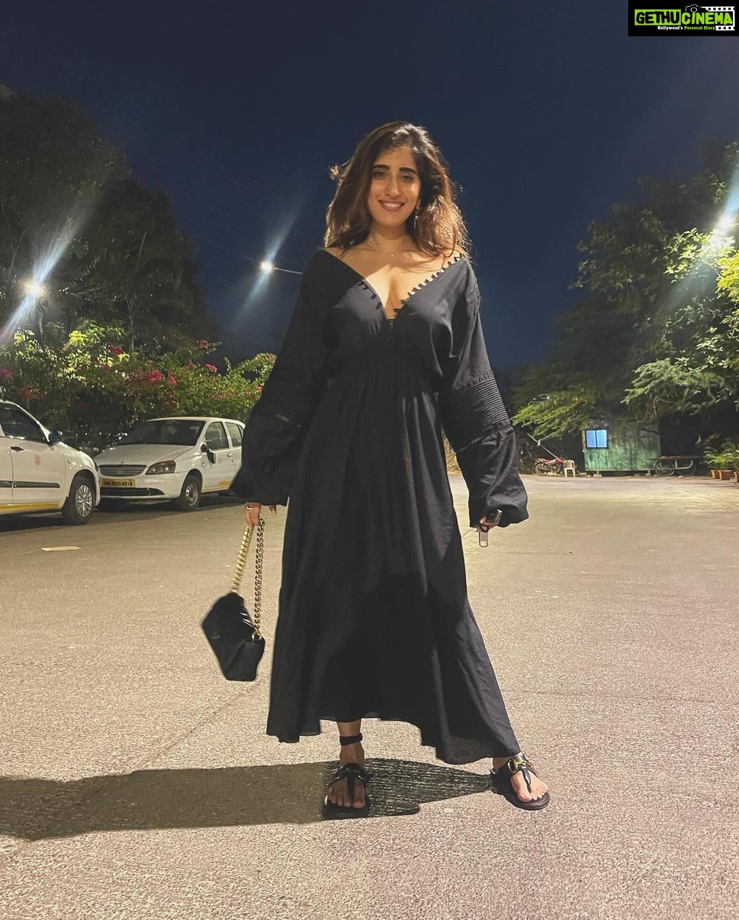 Akasa Instagram - if you are not vulnerable, there’s a lot less pain.. but also a lot less love 🖤 • • • • • • • #akasa #akasasingh #akasasing #akasakebesties #akasians #trending #love #fyp #explore #fashion #ootd #femininegoddess #trendingreels #naagin #shringaar #biggboss #thick #punjaban #trendingsongs