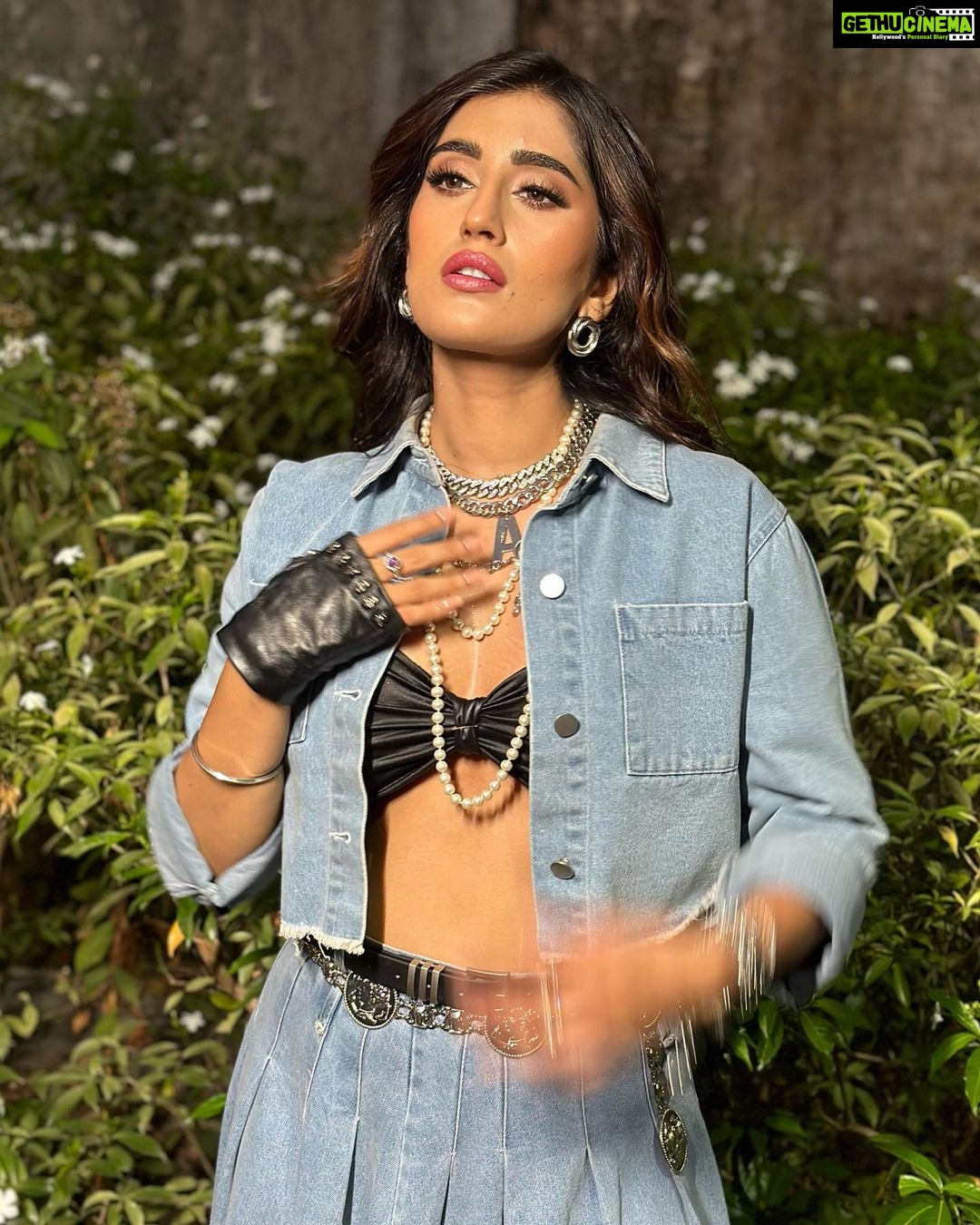Akasa Instagram - Akasa for the Kapil Sharma Show for the promotion of her new song 🔥 The episode is now live! Go seeee and give her new song Phone Mila Ke lots of loveeeeeee 🫶🏻 Make up : @merakibyritika Hair : @pujahairstyles_ Muse : @akasasing Styled by : @akasasing Managed by : @collectiveartistsdiaries . . . #KapilSharmaShow #AkasaSingh #KapilSharma #Akasa #AkasaKeBesties #PhoneMilaKe #MerakiByRitika #WakeUpAndMakeUp #MerakiMagic #Meraki #MakeUpByRitikaBhatia #BridesOfMeraki #BestBridalMakeUpArtist #BridalLook #BridalEntry #MakeupArtistsMumbai #BridalMakeUpArtistMumbai #MakeUp #Trending #ViralPost #MakeUpArtistsIndia #NoFilter #ExplorePage #BridalMakeUp #MumbaiMakeUpArtist #BridesByRitika #MumbaiBrides #MakeUpInspiration #MakeUpIdeas #NaturalMakeUp @kapilsharmashow @kapilsharma @raftaarmusic @sing.arvinder @aasa.sing @sonymusicindia @sonytvofficial Kapil Sharma Show Goregaon Film City