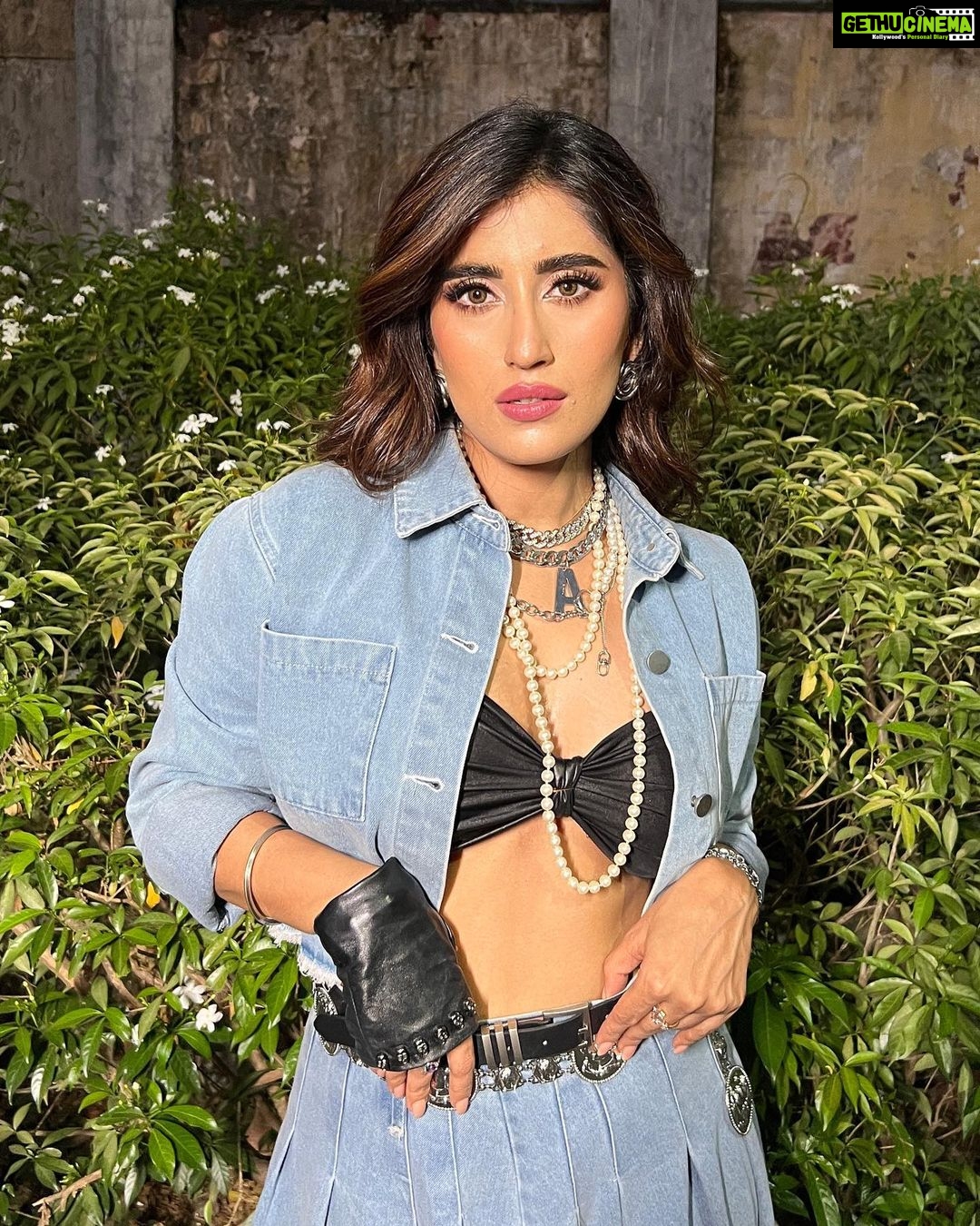 Akasa Instagram - Akasa for the Kapil Sharma Show for the promotion of her new song 🔥 The episode is now live! Go seeee and give her new song Phone Mila Ke lots of loveeeeeee 🫶🏻 Make up : @merakibyritika Hair : @pujahairstyles_ Muse : @akasasing Styled by : @akasasing Managed by : @collectiveartistsdiaries . . . #KapilSharmaShow #AkasaSingh #KapilSharma #Akasa #AkasaKeBesties #PhoneMilaKe #MerakiByRitika #WakeUpAndMakeUp #MerakiMagic #Meraki #MakeUpByRitikaBhatia #BridesOfMeraki #BestBridalMakeUpArtist #BridalLook #BridalEntry #MakeupArtistsMumbai #BridalMakeUpArtistMumbai #MakeUp #Trending #ViralPost #MakeUpArtistsIndia #NoFilter #ExplorePage #BridalMakeUp #MumbaiMakeUpArtist #BridesByRitika #MumbaiBrides #MakeUpInspiration #MakeUpIdeas #NaturalMakeUp @kapilsharmashow @kapilsharma @raftaarmusic @sing.arvinder @aasa.sing @sonymusicindia @sonytvofficial Kapil Sharma Show Goregaon Film City