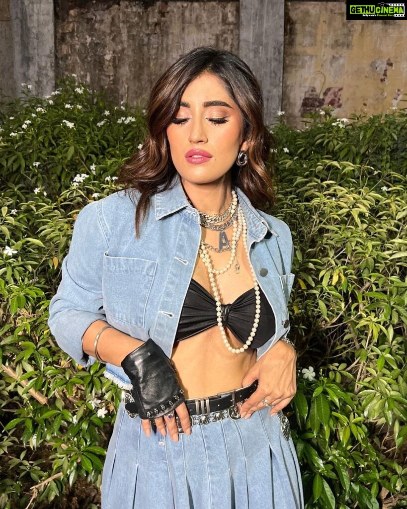 Akasa Instagram - Akasa for the Kapil Sharma Show for the promotion of her new song 🔥 The episode is now live! Go seeee and give her new song Phone Mila Ke lots of loveeeeeee 🫶🏻 Make up : @merakibyritika Hair : @pujahairstyles_ Muse : @akasasing Styled by : @akasasing Managed by : @collectiveartistsdiaries . . . #KapilSharmaShow #AkasaSingh #KapilSharma #Akasa #AkasaKeBesties #PhoneMilaKe #MerakiByRitika #WakeUpAndMakeUp #MerakiMagic #Meraki #MakeUpByRitikaBhatia #BridesOfMeraki #BestBridalMakeUpArtist #BridalLook #BridalEntry #MakeupArtistsMumbai #BridalMakeUpArtistMumbai #MakeUp #Trending #ViralPost #MakeUpArtistsIndia #NoFilter #ExplorePage #BridalMakeUp #MumbaiMakeUpArtist #BridesByRitika #MumbaiBrides #MakeUpInspiration #MakeUpIdeas #NaturalMakeUp @kapilsharmashow @kapilsharma @raftaarmusic @sing.arvinder @aasa.sing @sonymusicindia @sonytvofficial Kapil Sharma Show Goregaon Film City