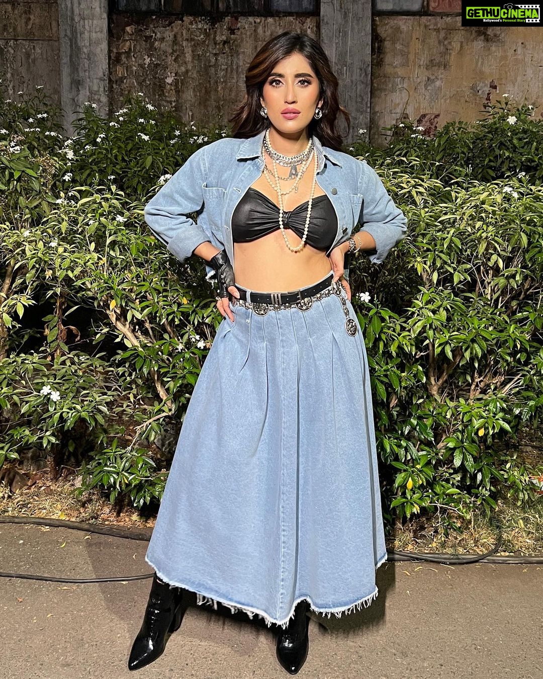 Akasa Instagram - Akasa for the Kapil Sharma Show for the promotion of her new song 🔥 The episode is now live! Go seeee and give her new song Phone Mila Ke lots of loveeeeeee 🫶🏻 Make up : @merakibyritika Hair : @pujahairstyles_ Muse : @akasasing Styled by : @akasasing Managed by : @collectiveartistsdiaries . . . #KapilSharmaShow #AkasaSingh #KapilSharma #Akasa #AkasaKeBesties #PhoneMilaKe #MerakiByRitika #WakeUpAndMakeUp #MerakiMagic #Meraki #MakeUpByRitikaBhatia #BridesOfMeraki #BestBridalMakeUpArtist #BridalLook #BridalEntry #MakeupArtistsMumbai #BridalMakeUpArtistMumbai #MakeUp #Trending #ViralPost #MakeUpArtistsIndia #NoFilter #ExplorePage #BridalMakeUp #MumbaiMakeUpArtist #BridesByRitika #MumbaiBrides #MakeUpInspiration #MakeUpIdeas #NaturalMakeUp @kapilsharmashow @kapilsharma @raftaarmusic @sing.arvinder @aasa.sing @sonymusicindia @sonytvofficial Kapil Sharma Show Goregaon Film City