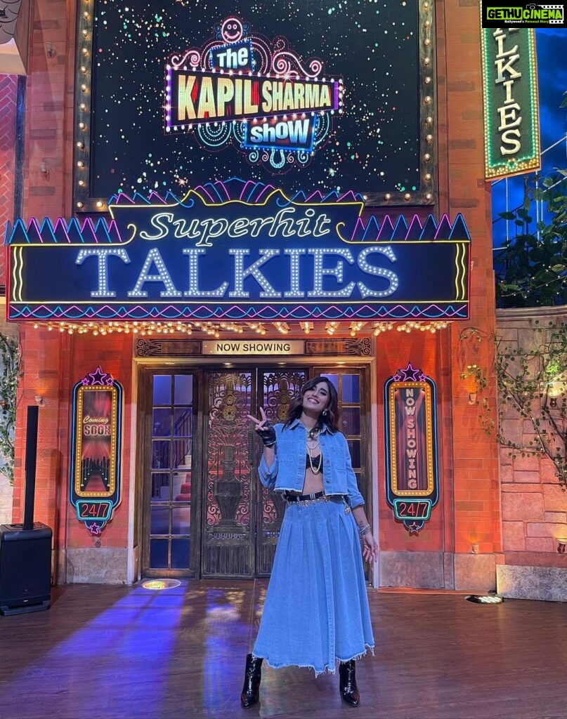Akasa Instagram - Akasa for the Kapil Sharma Show for the promotion of her new song 🔥 The episode is now live! Go seeee and give her new song Phone Mila Ke lots of loveeeeeee 🫶🏻 Make up : @merakibyritika Hair : @pujahairstyles_ Muse : @akasasing Styled by : @akasasing Managed by : @collectiveartistsdiaries . . . #KapilSharmaShow #AkasaSingh #KapilSharma #Akasa #AkasaKeBesties #PhoneMilaKe #MerakiByRitika #WakeUpAndMakeUp #MerakiMagic #Meraki #MakeUpByRitikaBhatia #BridesOfMeraki #BestBridalMakeUpArtist #BridalLook #BridalEntry #MakeupArtistsMumbai #BridalMakeUpArtistMumbai #MakeUp #Trending #ViralPost #MakeUpArtistsIndia #NoFilter #ExplorePage #BridalMakeUp #MumbaiMakeUpArtist #BridesByRitika #MumbaiBrides #MakeUpInspiration #MakeUpIdeas #NaturalMakeUp @kapilsharmashow @kapilsharma @raftaarmusic @sing.arvinder @aasa.sing @sonymusicindia @sonytvofficial Kapil Sharma Show Goregaon Film City