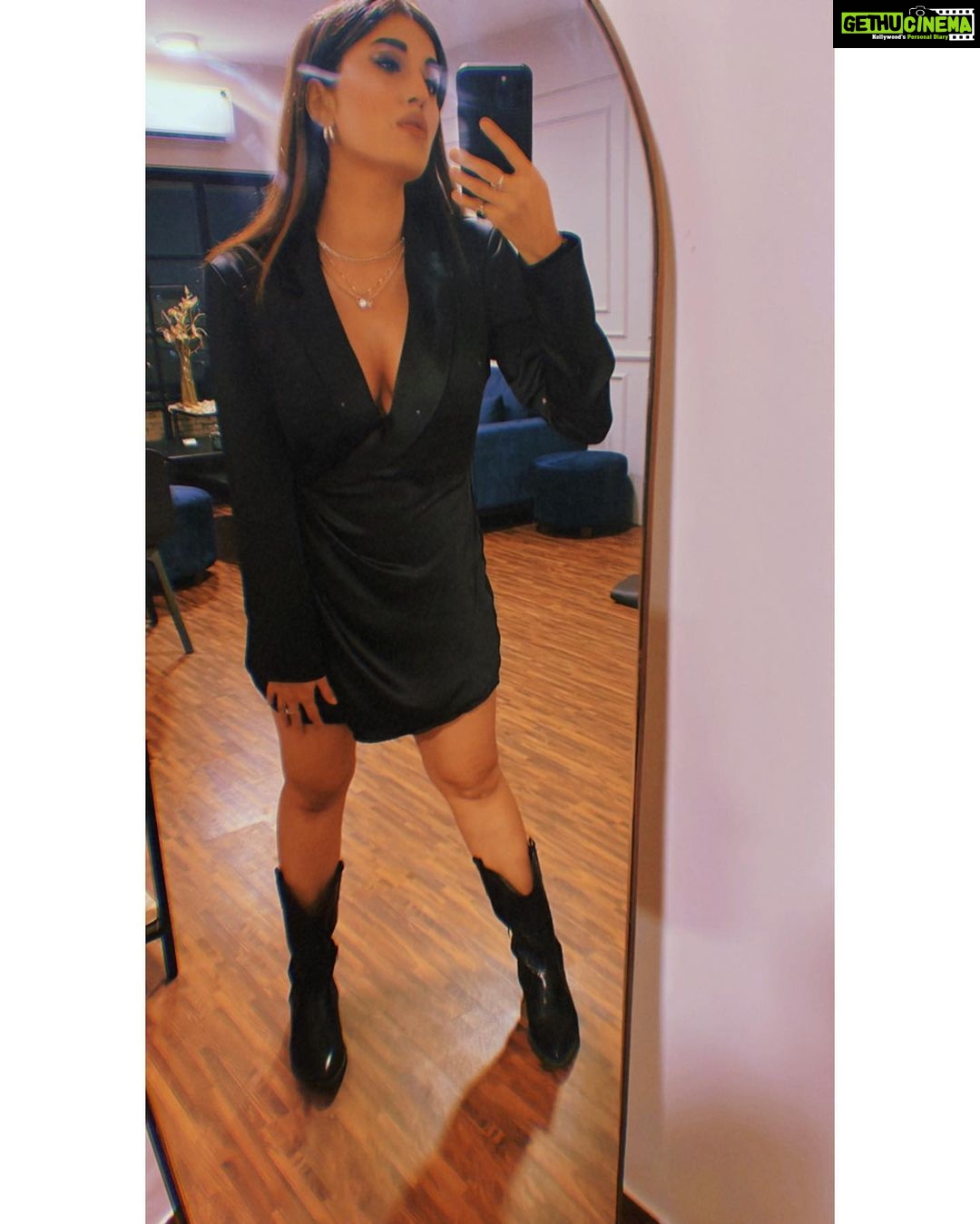 Akasa Instagram - i like clothes. #dump • • • • • • • • #akasa #akasasingh #akasasing #akasakebesties #akasians #trending #love #fyp #explore #fashion #ootd #femininegoddess #trendingreels #naagin #shringaar #biggboss #thick #punjaban #trendingsongs #selfies #outfit #mirrorselfie