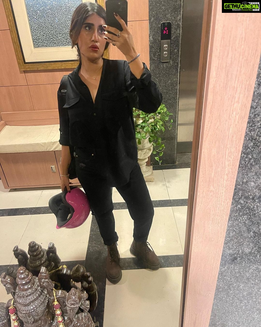 Akasa Instagram - i like clothes. #dump • • • • • • • • #akasa #akasasingh #akasasing #akasakebesties #akasians #trending #love #fyp #explore #fashion #ootd #femininegoddess #trendingreels #naagin #shringaar #biggboss #thick #punjaban #trendingsongs #selfies #outfit #mirrorselfie