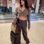 Akasa Instagram - i like clothes. #dump • • • • • • • • #akasa #akasasingh #akasasing #akasakebesties #akasians #trending #love #fyp #explore #fashion #ootd #femininegoddess #trendingreels #naagin #shringaar #biggboss #thick #punjaban #trendingsongs #selfies #outfit #mirrorselfie