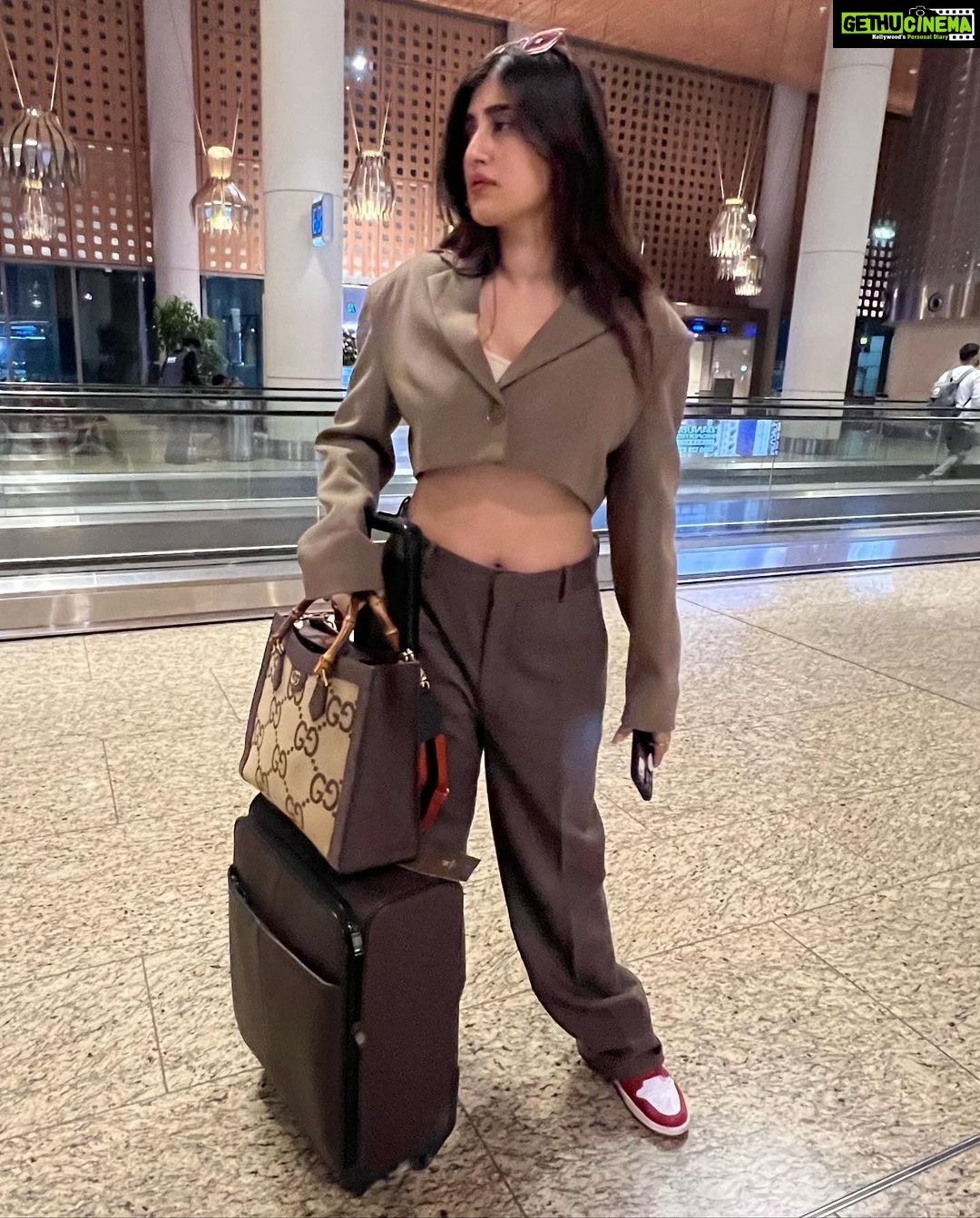 Akasa Instagram - i like clothes. #dump • • • • • • • • #akasa #akasasingh #akasasing #akasakebesties #akasians #trending #love #fyp #explore #fashion #ootd #femininegoddess #trendingreels #naagin #shringaar #biggboss #thick #punjaban #trendingsongs #selfies #outfit #mirrorselfie