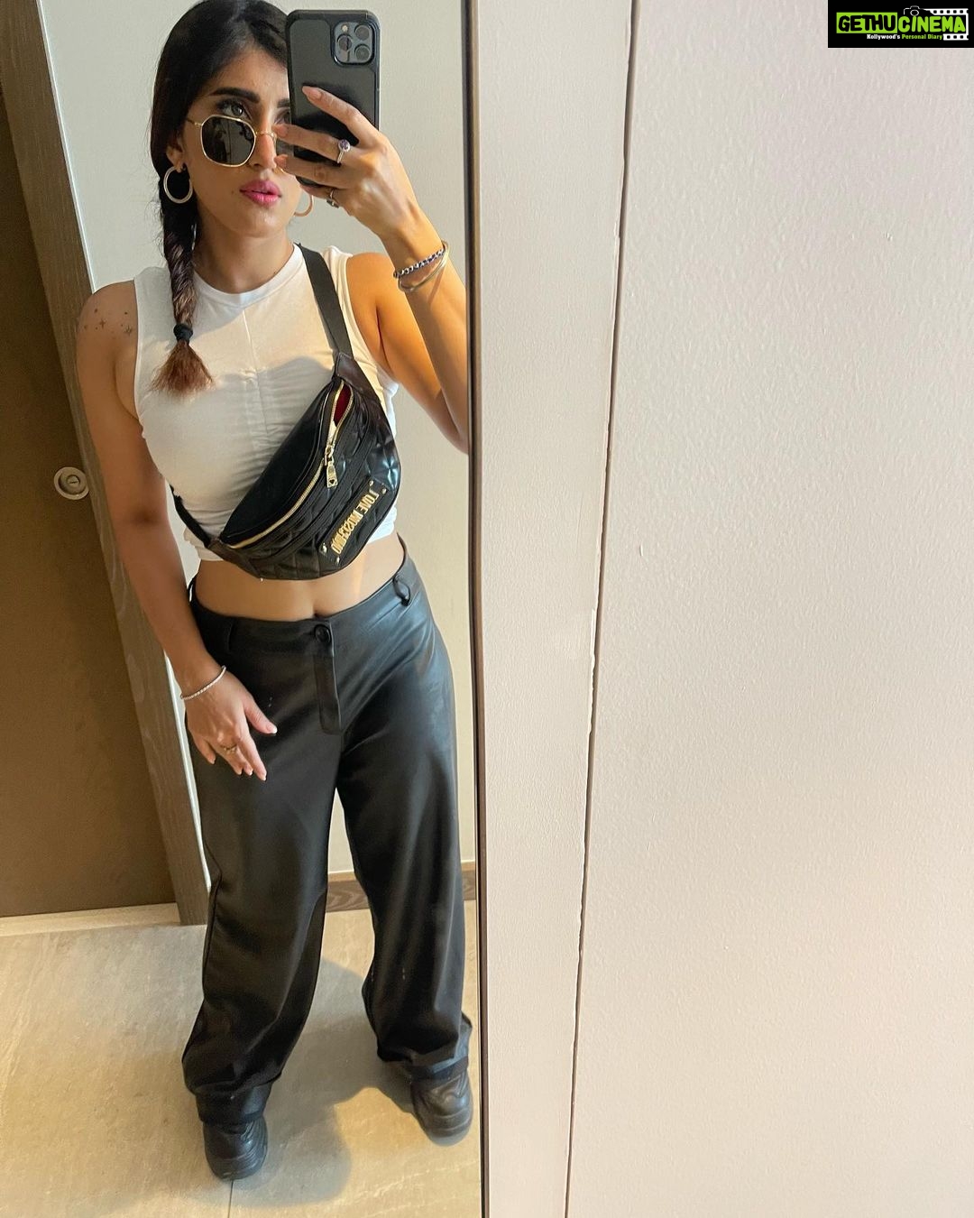 Akasa Instagram - i like clothes. #dump • • • • • • • • #akasa #akasasingh #akasasing #akasakebesties #akasians #trending #love #fyp #explore #fashion #ootd #femininegoddess #trendingreels #naagin #shringaar #biggboss #thick #punjaban #trendingsongs #selfies #outfit #mirrorselfie