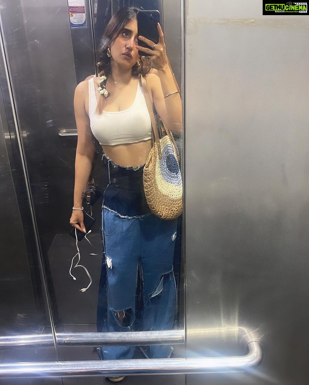 Akasa Instagram - i like clothes. #dump • • • • • • • • #akasa #akasasingh #akasasing #akasakebesties #akasians #trending #love #fyp #explore #fashion #ootd #femininegoddess #trendingreels #naagin #shringaar #biggboss #thick #punjaban #trendingsongs #selfies #outfit #mirrorselfie