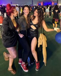 Akasa Instagram - mere camera roll mein bohot saman hai…. #dump 
•
•
•
•
•
•

#akasa #akasasingh #akasasing #akasakebesties #akasians #trending #love #fyp #explore #fashion #ootd #femininegoddess #trendingreels #naagin #shringaar #biggboss #thick #punjaban #trendingsongs #april