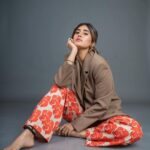 Akasa Instagram - baithe baithe kya karien.. 👀 • • For McDonald’s I’m Lovin’ It LIVE with MTV 🧡 wearing: @thesaikostudio Accessories @blingthingstore styled by @styledbyzainabb asst by @xrishikax @bhavnaaaaa.r photo by @themediatronic @mnvlade HMU: ME! studio: @_moonshinestudios • • • • • • • #akasa #akasasingh #akasasing #akasakebesties #akasians #trending #love #fyp #explore #fashion #ootd #femininegoddess #trendingreels #naagin #shringaar #biggboss #thick #punjaban #trendingsongs #phonemilake