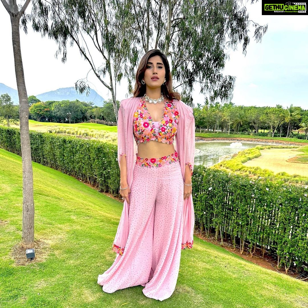 Akasa Instagram - channelling my inner rajkumari sahiba in this beautiful @houseofneetalulla 👸🏻 • • • @styledbysujata @neeta_lulla @rainmakerconsults • • • • • • • • • • • • • • • #makeuptransition #makeup #transition #akasa #akasasingh #akasasing #akasakebesties #akasians #trending #love #fyp #explore #fashion #ootd #femininegoddess #trendingreels #naagin #shringaar #biggboss #thick #punjaban #trendingsongs