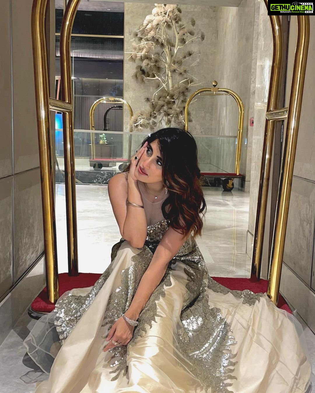 Akasa Instagram - woh hi toh woe hai 🌩️ • • 📸: @jitesh24_ • • • • #akasa #akasasingh #akasasing #akasakebesties #akasians #trending #love #fyp #explore #fashion #ootd #femininegoddess #trendingreels #naagin #shringaar #biggboss #thick #punjaban #trendingsongs