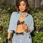 Akasa Instagram - Akasa for the Kapil Sharma Show for the promotion of her new song 🔥 The episode is now live! Go seeee and give her new song Phone Mila Ke lots of loveeeeeee 🫶🏻 Make up : @merakibyritika Hair : @pujahairstyles_ Muse : @akasasing Styled by : @akasasing Managed by : @collectiveartistsdiaries . . . #KapilSharmaShow #AkasaSingh #KapilSharma #Akasa #AkasaKeBesties #PhoneMilaKe #MerakiByRitika #WakeUpAndMakeUp #MerakiMagic #Meraki #MakeUpByRitikaBhatia #BridesOfMeraki #BestBridalMakeUpArtist #BridalLook #BridalEntry #MakeupArtistsMumbai #BridalMakeUpArtistMumbai #MakeUp #Trending #ViralPost #MakeUpArtistsIndia #NoFilter #ExplorePage #BridalMakeUp #MumbaiMakeUpArtist #BridesByRitika #MumbaiBrides #MakeUpInspiration #MakeUpIdeas #NaturalMakeUp @kapilsharmashow @kapilsharma @raftaarmusic @sing.arvinder @aasa.sing @sonymusicindia @sonytvofficial Kapil Sharma Show Goregaon Film City